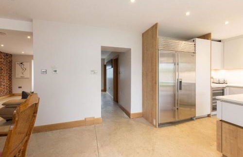 Spacious 4-Bed Near City & Sea - Foto 10