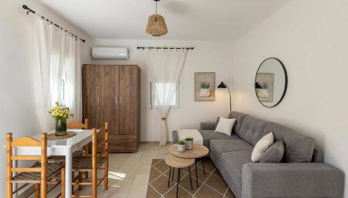 Salty Beach Cottage, 20m from Kini Beach - Foto 5, wardrobe