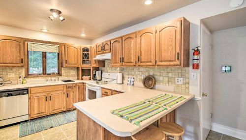 Walkable Lake Elkhart Apt Dine, Shop, Swim! - Foto 2