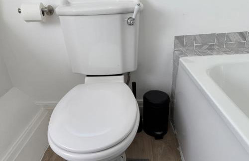 Spacious 3 Bed House Perfect for Contractors & Families with free Wi-fi and Parking - Foto 4