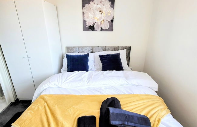 Large Modern House with Parking - Photo 15