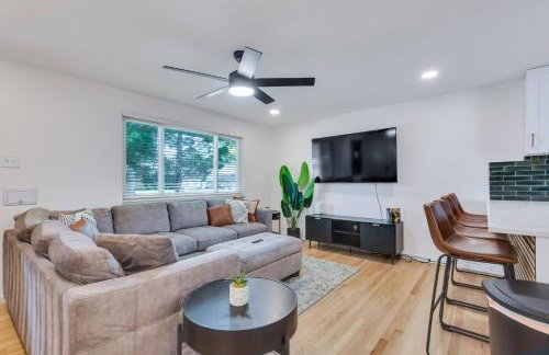 4BD Near DT | Hot Tub, Pingpong & Backyard Fun - Foto 1