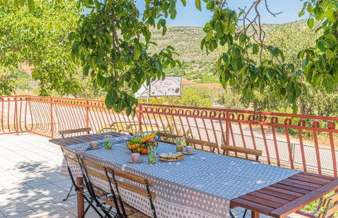 2 Bedroom Lovely Apartment In Danilo - Photo 11