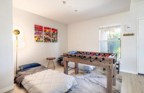 Spacious Yard, Sparkling Pool & Spa, Firepit, 9beds! - Photo 22