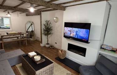 Stylish Designer Cottage - Sleeps 7 - Free Parking - Photo 1
