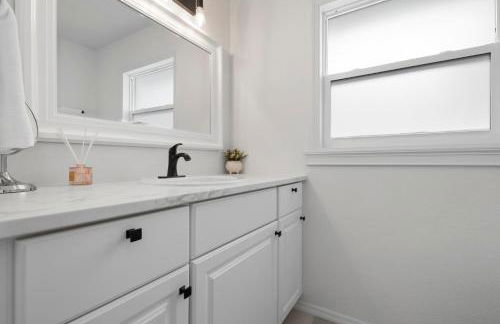 Serenity by the Sea! Cozy pool home with putting green & fire pit! - Foto 32