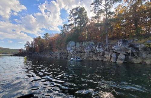 Bear Den on Lake Ouachita 2BR Condo at Mountain Harbor Resort - Foto 61