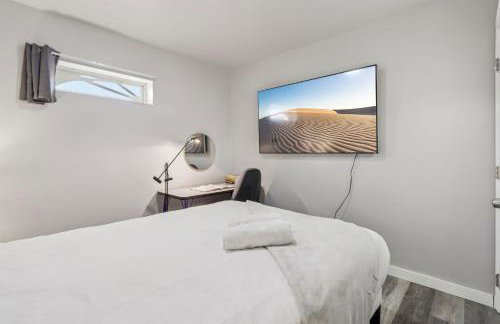 Entire Private Home with 2 Bedrooms 1 Bathroom, Gated Yard, Driveway Parking, Available Now - Foto 12