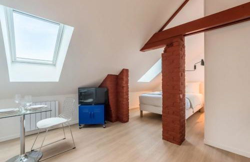Studio sous les combles côté rue, parking gratuit - Foto 1