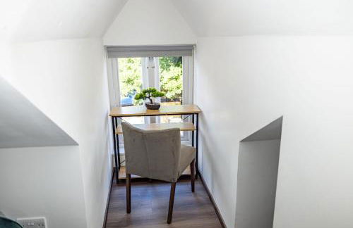 Modern 2-Bed Apartment - Near Train and Town - Parking Available - Foto 35