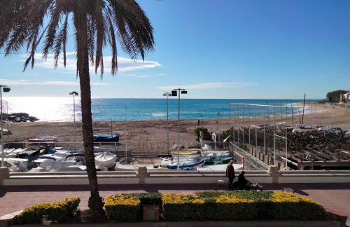 Beachfront Apartment with Sea Views & Private Parking - Foto 25