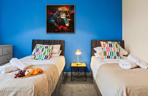 Forest View- Oasis Mural -Didsbury Zen Sleeps 10 - Photo 1