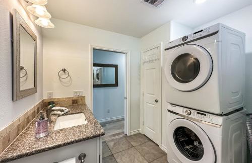 3BR Beach Retreat - Tiki Bar, Ocean Deck, Pet-Friendly & Sleeps 10 - Foto 24