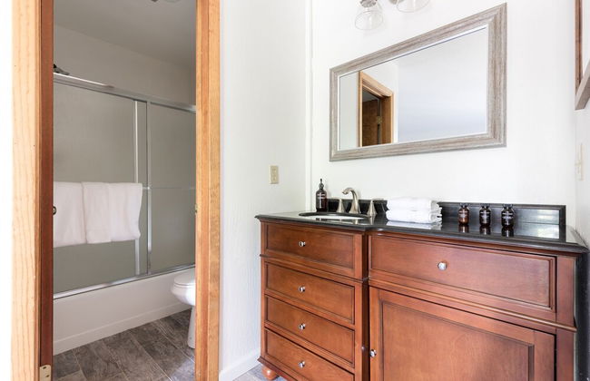 Wolfe by Avantstay 5mins Northstar w Hot Tub Fireplace 2 Private Decks - Photo 22