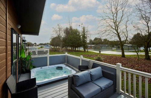 The Yorkshire Burrow Lodge with Hot Tub - Foto 1