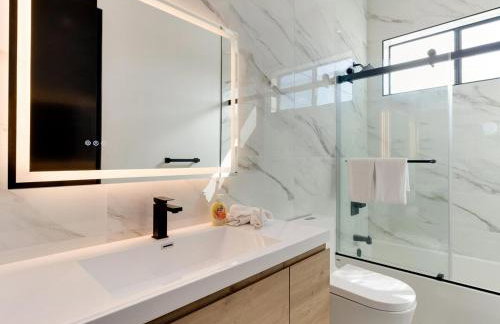 Modern Luxe Retreat Four-Bedroom - Photo 4