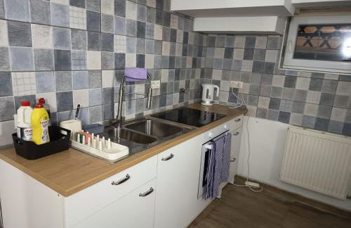 100 qm Apartment,WLAN, TV free Parking,24 h check-in, ,full kitchen,Untergeschoss ,3 Schlafzimmer -Wohnzimmer integriert - Foto 6