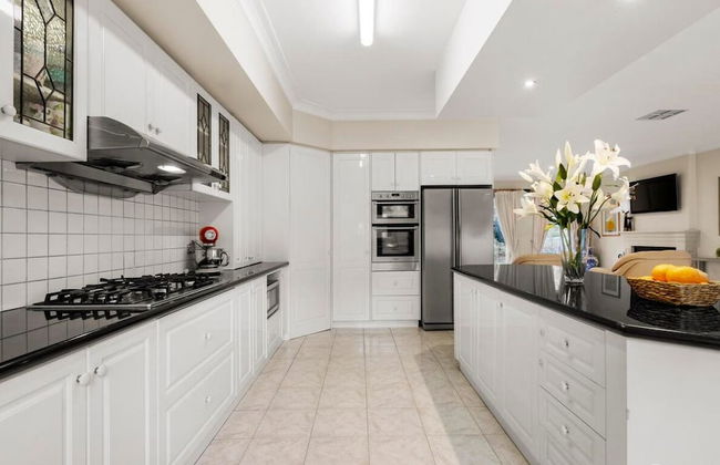 StayAU Expansive 7BR Villa Warrandyte - Foto 2