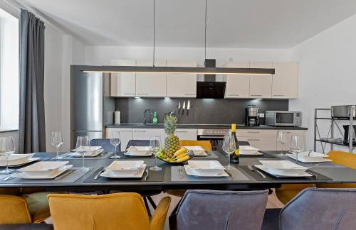 Golden Home with Barbecue, Yoga, Football Table - Photo 5