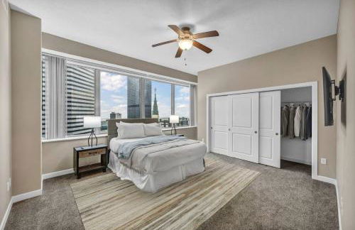 Luxury 13th Floor Condo: Downtown/ Parking 23 /Gym - Photo $