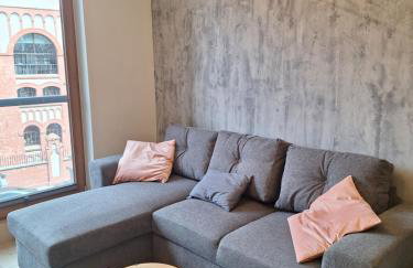 Metro Wola Apartment with Parking & AC next to Warsaw Rising Museum by Noclegi Renters - Foto 5