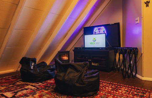 Family Pocono Gem by the lake with private sauna, hot tub, and huge game room - Foto 26