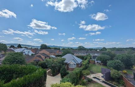 Cheltenham large house with gym, bar & hot tub - Photo 21