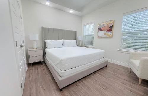 Luxurious Condo with Pool & Garage Close to Shopping - Foto 22