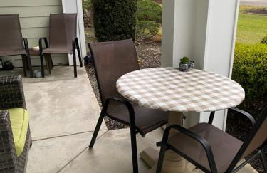 First Class Treatment Luxurious end unit Patio Pool Restaurant Bar on premises Steps away from Everything else! Spacious Condo Stocked with all You Need! - Foto 39