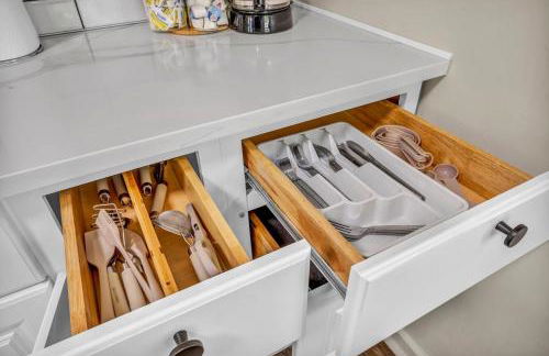 Fenced & Pet-Friendly! Modern 2BR Retreat! CLE-BW - Foto 7