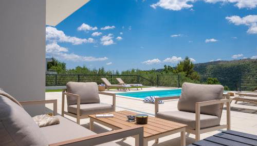 Villa Nacle with Heated Pool and Large Playground near Omis and Split - Foto 2, sunbed