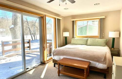 Lakefront with Lots of Light and Private Dock Access - Foto 16