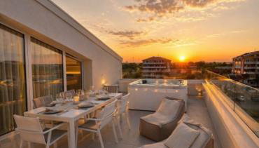 Haus Margarete - Attico Infinity Vista Mare con Jacuzzi - Agenzia Cocal - Foto 1, sunbed