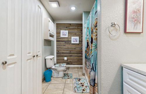 Bacliff Family Getaway with Game Room and Private Pool - Foto 21