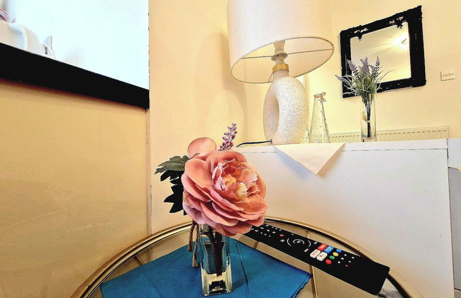 Seaside Bliss Apartment for Style and Comfort - Photo 27