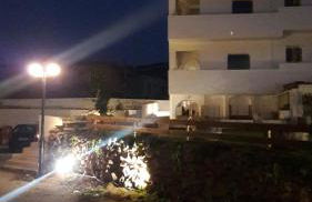 white house by the sea - Photo 33