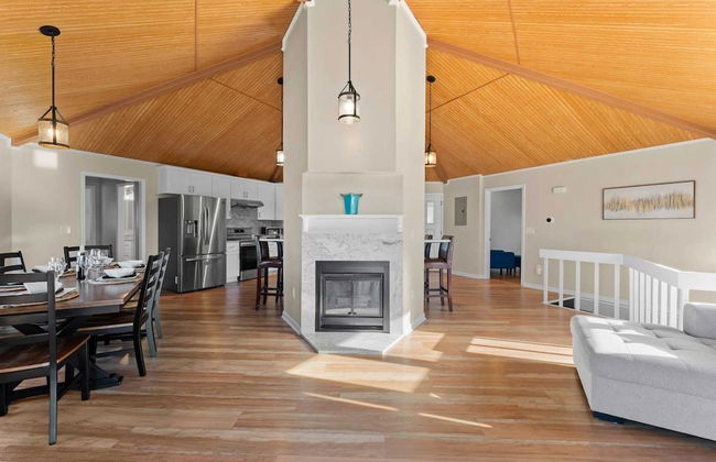 Pleasant Cove Waterfront Getaway With Fire Pit, Deck, and Lake Views - Foto 23