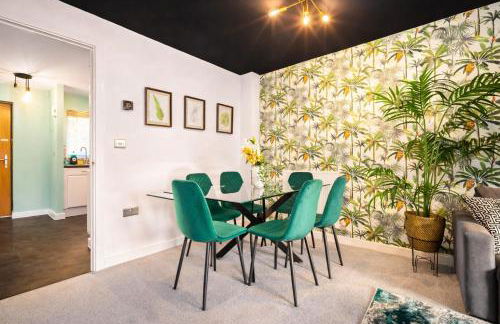 2 Bedroom House with 4 Beds, 3 Doubles & 1 Single - In Salford, 10 mins Uber from Manchester City Centre - Located in Salford close to Old Trafford, Manchester united, Trafford Park, Salford Quays & more! With Garden & Parking - By MAEVELA Manchester - Foto 17