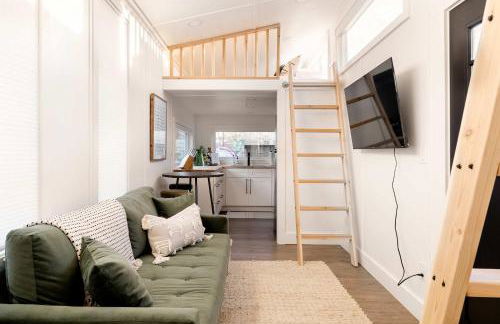 Stay Portland - The Graffiti Alley Tiny House - Food, Art & Beer - Photo 9