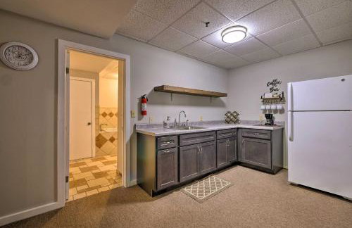 The Red Pine Cabin with Private Pond and Dock! - Foto 25