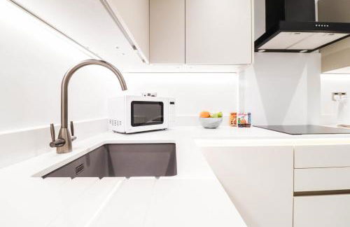 The Desborough Residence - Bright 1BR with Sofa Bed, Modern Lounge & Free Secure Underground Parking - Foto 7