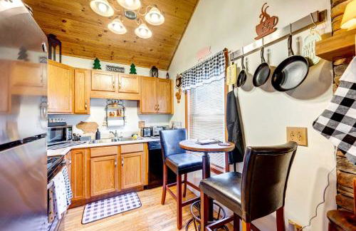 Scenic Marble Cabin with Fire Pit! - Foto 8