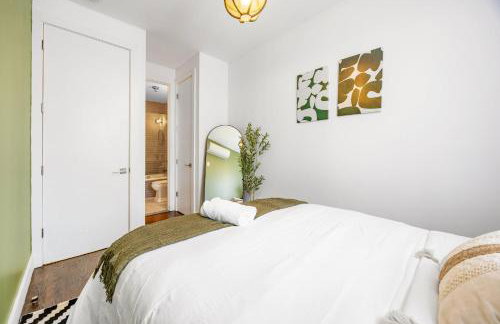 Mid-Century Stay 5BR and 5 Baths w PS5 & Laundry - Foto 22