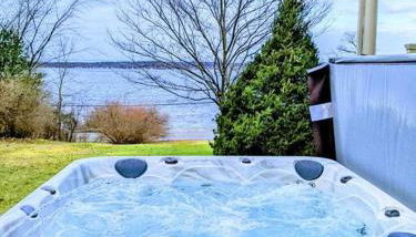 Artemis Lakehouse - Hot Tub, Lakefront & Racetrack - Photo 2