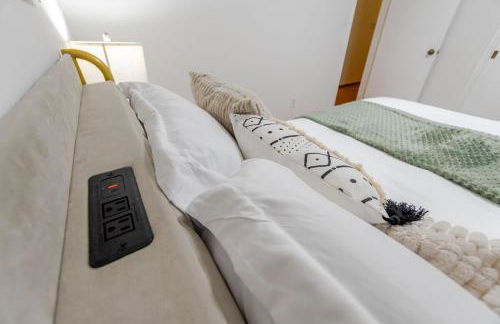 Entire Private Home with 4 Bedrooms 3 Bathrooms, King Bed, Big Yard, Prime Area, Ranch Style, Available Now - Photo 43