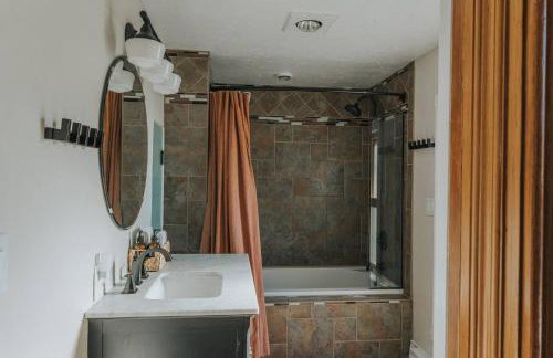 Spacious Downtown Family with Large Patio, Hot Tub, Fire Pit, by Forest & Peak Retreats - Foto 26