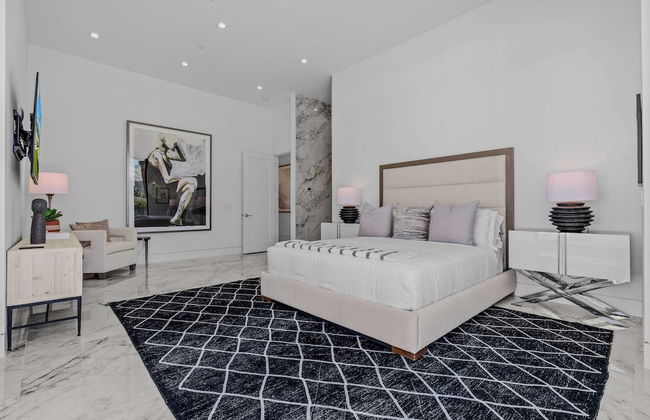 Fine Luxe Retreat w/ Pool & Hot Tub Bravo Villa #15 by Avantstay - Photo 32