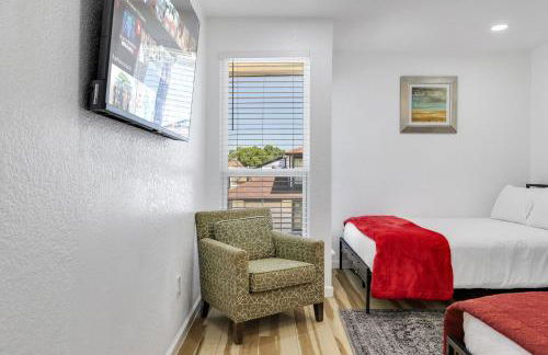 Arlington Entertainment District Home Green & White Door - Foto 9