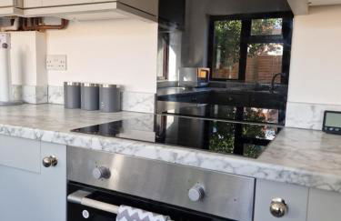 Chimes-Company & Family Stay, 2 Bedroom House with On Street free parking - Foto 11