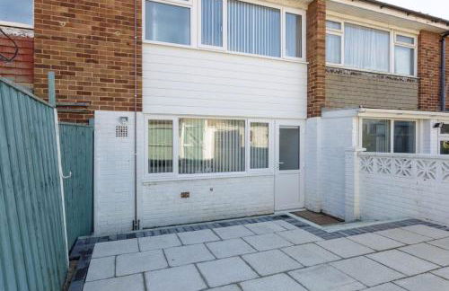 Castle View - 2 Bed Stylish Coastal Port Solent Retreat with Views! Parking, Sleeps 6 - LONG TERM STAY WINTER SPECIAL OFFER- By Blue Puffin Stays - Photo 37